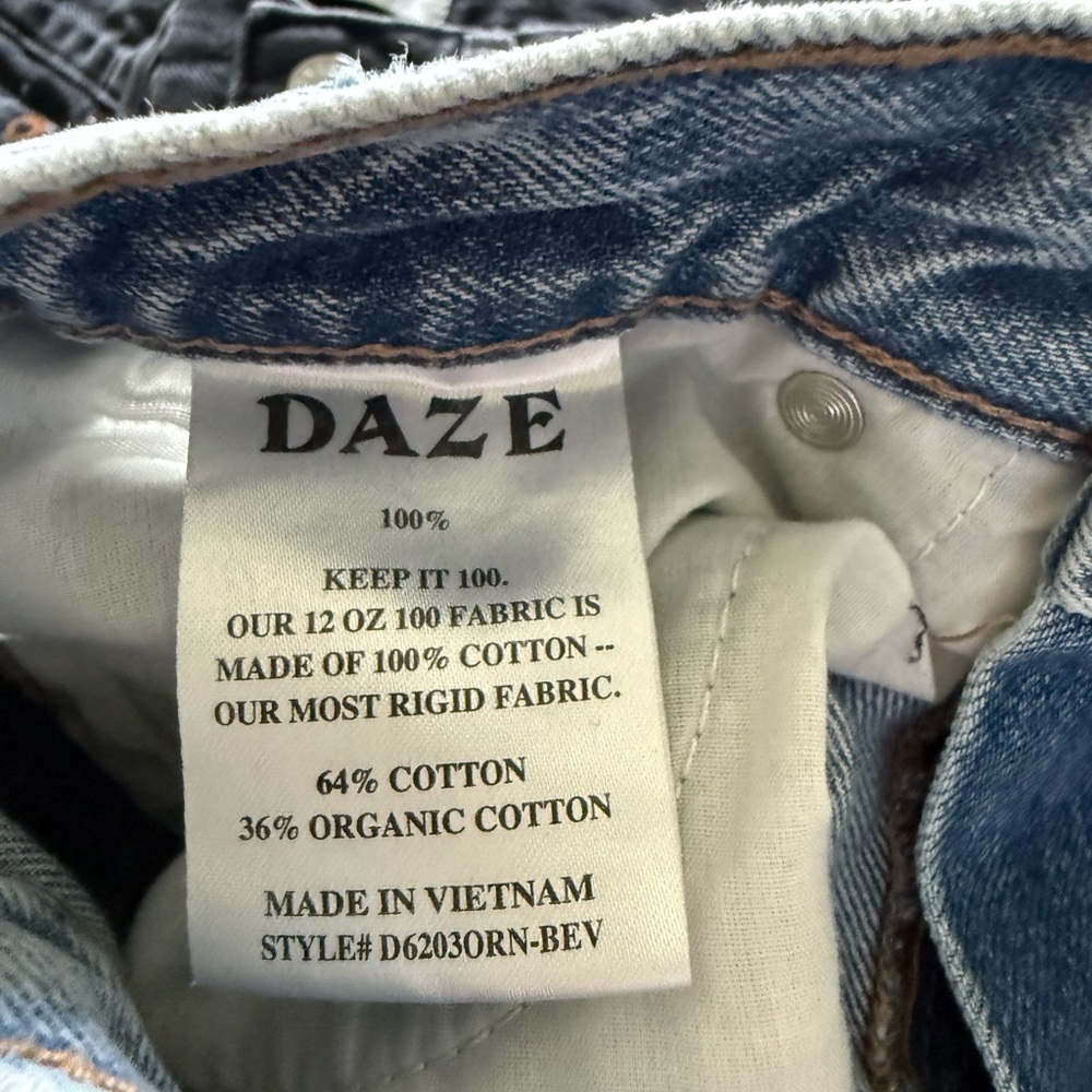 Daze Women’s Light Wash Distressed Jeans High Waisted size 26 - Picture 7 of 8